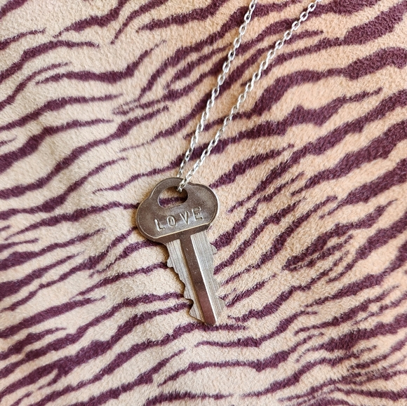 Love dainty key necklace - Picture 2 of 4